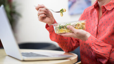 Mittagessen vor dem Computer
