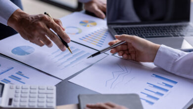 Hände zeigen auf Berichte © David Gyung iStock Getty Images Plus