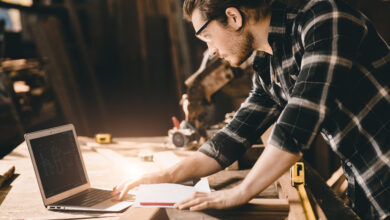 Handwerker vor seinem Laptop