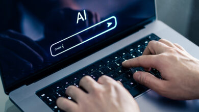 KI-Chat-Eingabeaufforderung. Künstliche Intelligenz und digitale Technologie. Mann mit Chatbot mit Laptop bei der Arbeit. Kreative Inhalte. Generieren Sie Text oder Bild. Befehlseingabe auf der Website.