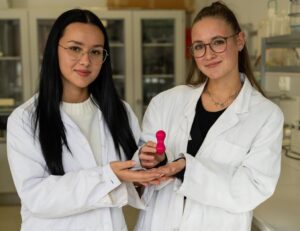 Anesa Besic und Anna Graf von der HTL Braunau haben ihre Diplomarbeit „PelviFit - Flexibler Beckenbodentrainer mit App“ zum Bosch Innovationspreis 2025 eingereicht. 