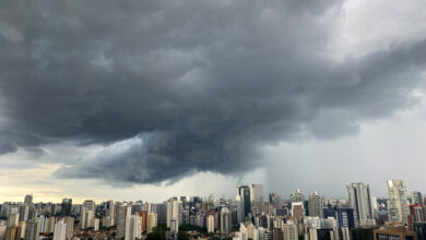 Vor dem Regen. Sommersturm Himmel über der Stadt Sao Paulo, Brasilien