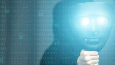 Cyber Angreifer*in mit Maske