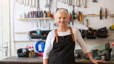 Ältere Handwerkerin in einer Werkstatt