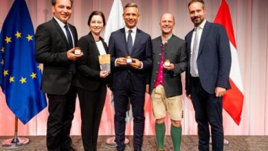 von links nach rechts: Torsten Pedit und Barbara Winkelbauer von Salzwelten, Wirtschaftsminister Wolfgang Hattmannsdorfer, Christian Schirlbauer DNA, Stefan Schnöll Landeshauptmann-Stellvertreter Salzburg ©BMWET/Holey
