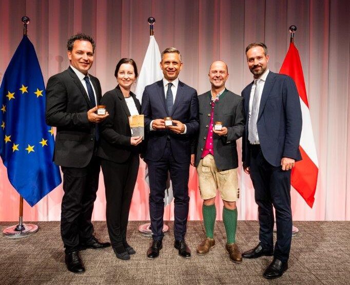 von links nach rechts: Torsten Pedit und Barbara Winkelbauer von Salzwelten, Wirtschaftsminister Wolfgang Hattmannsdorfer, Christian Schirlbauer DNA, Stefan Schnöll Landeshauptmann-Stellvertreter Salzburg ©BMWET/Holey