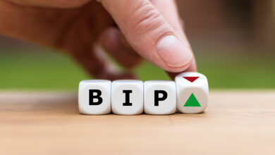 Hand würfelt und ändert die Richtung eines Pfeils, der symbolisiert, dass das BIP ("BIP") eines Landes den Trend ändert und nach oben statt nach unten geht (oder umgekehrt).