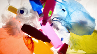 Plastik Müll vor weißem Hintergrund.
