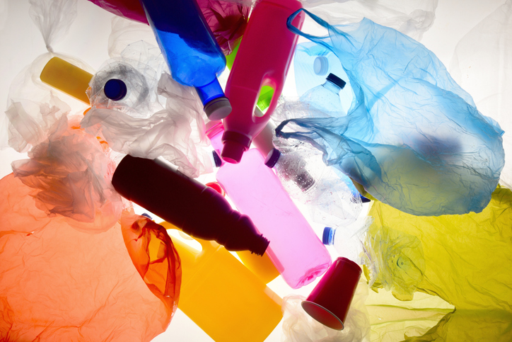 Plastik Müll vor weißem Hintergrund.