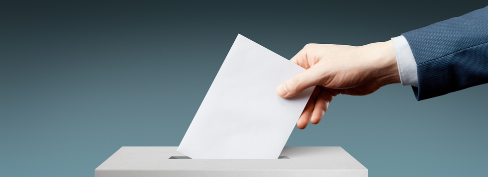 Konzeptbild einer Person, die während der Wahlen wählt.