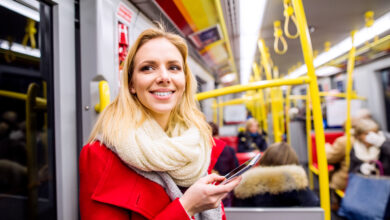 Frau in der Wiener U-Bahn
