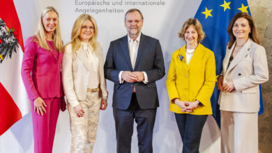 vlnr.: Ulrike Ritzinger (Leiterin BMEIA-Unternehmensservice), Monica Rintersbacher (Geschäftsführerin Leitbetriebe Austria), Sepp Schellhorn (Staatssekretär für europäische und internationale Angelegenheiten, BMEIA), Elisabeth Kornfeind (Sektionsleiterin Europa & Wirtschaft, BMEIA), Gudrun Hager (Regionalmanagerin Nord-, West-, Zentral- und Südeuropa, AUSSENWIRTSCHAFT AUSTRIA, WKÖ) Copyright: © BMEIA / Auer-Grumbach