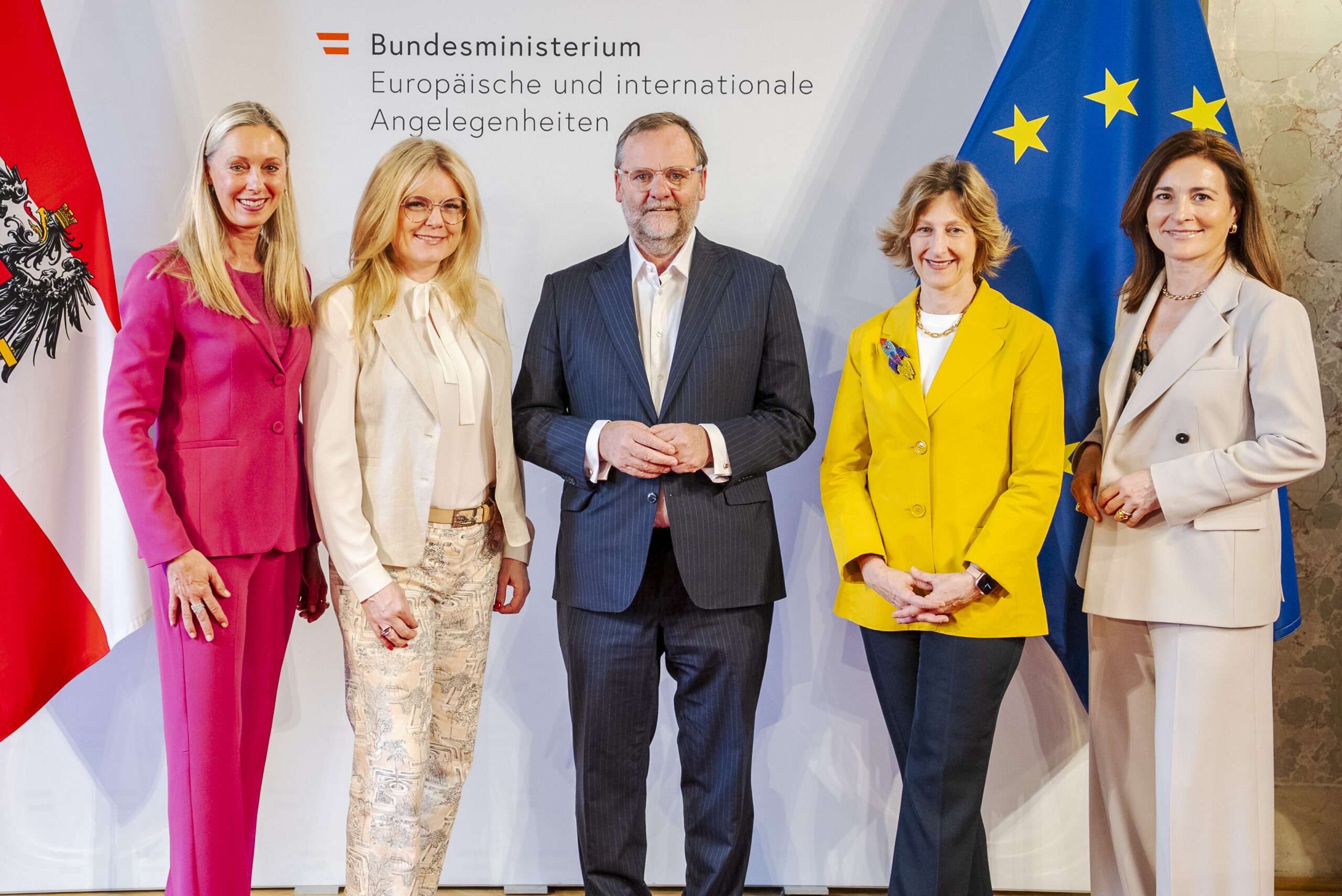 vlnr.: Ulrike Ritzinger (Leiterin BMEIA-Unternehmensservice), Monica Rintersbacher (Geschäftsführerin Leitbetriebe Austria), Sepp Schellhorn (Staatssekretär für europäische und internationale Angelegenheiten, BMEIA), Elisabeth Kornfeind (Sektionsleiterin Europa & Wirtschaft, BMEIA), Gudrun Hager (Regionalmanagerin Nord-, West-, Zentral- und Südeuropa, AUSSENWIRTSCHAFT AUSTRIA, WKÖ) Copyright: © BMEIA / Auer-Grumbach