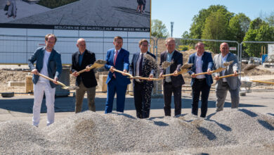 von links nach rechts: Mag. Arch. Markus Fischer (F2 Architekten ZT GmbH), Messepräsident Dr. Peter Franzmayr, Wirtschaftslandesrat Markus Achleitner, Bürgermeister Dr. Andreas Rabl, Dir. Mag. Robert Schneider (Geschäftsführer Messe Wels GmbH), Arch. DI Ernst Gunhold (Geschäftsführer Architekten Zellinger Gunhold+Partner Ziviltechniker GesmbH), DI Stefan Kubin (Projektleiter SPIRK + Partner Ingenieur GmbH). © Messe Wels/Manuel Lidauer