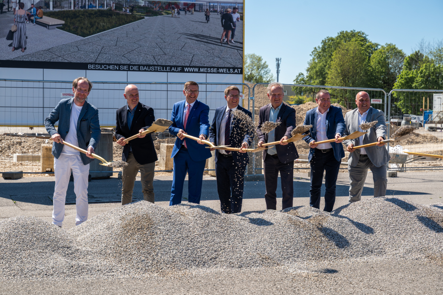 von links nach rechts: Mag. Arch. Markus Fischer (F2 Architekten ZT GmbH), Messepräsident Dr. Peter Franzmayr, Wirtschaftslandesrat Markus Achleitner, Bürgermeister Dr. Andreas Rabl, Dir. Mag. Robert Schneider (Geschäftsführer Messe Wels GmbH), Arch. DI Ernst Gunhold (Geschäftsführer Architekten Zellinger Gunhold+Partner Ziviltechniker GesmbH), DI Stefan Kubin (Projektleiter SPIRK + Partner Ingenieur GmbH). © Messe Wels/Manuel Lidauer