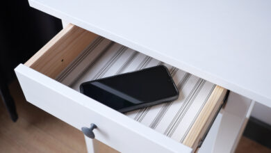 Handy in Schublade © towfiqu ahamed iStock Getty Images Plus