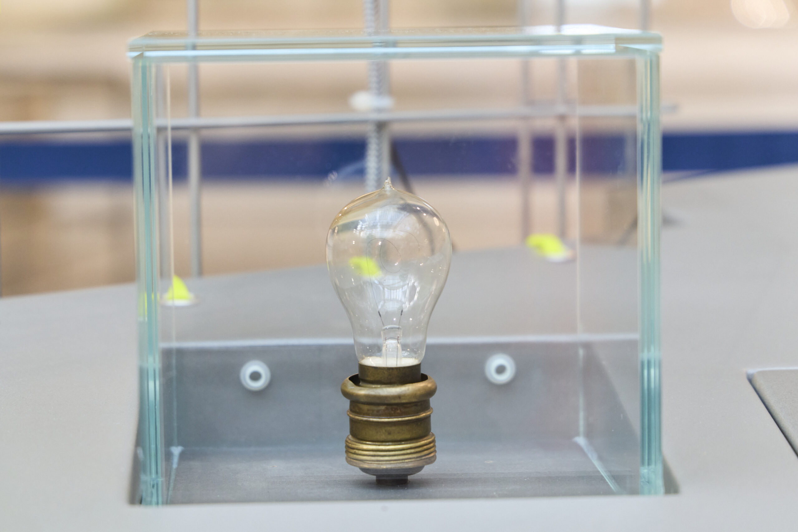 Glühbirne im durchsichtigen Ausstellungskasten bei der Sonderausstellung "More than Recycling" © Technisches Museum Wien/APA-Fotoservice/Tesarek