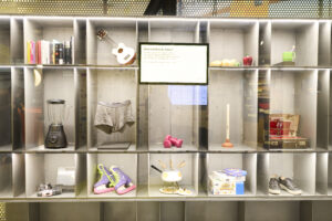 Gegenstände im Ausstellungskasten bei der Sonderausstellung "More than Recycling" © Technisches Museum Wien/APA-Fotoservice/Tesarek