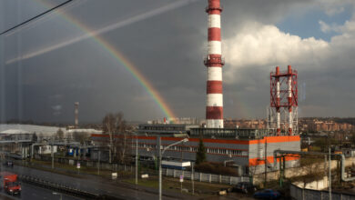 Industrieanlage in Österreich mit Regenbogen