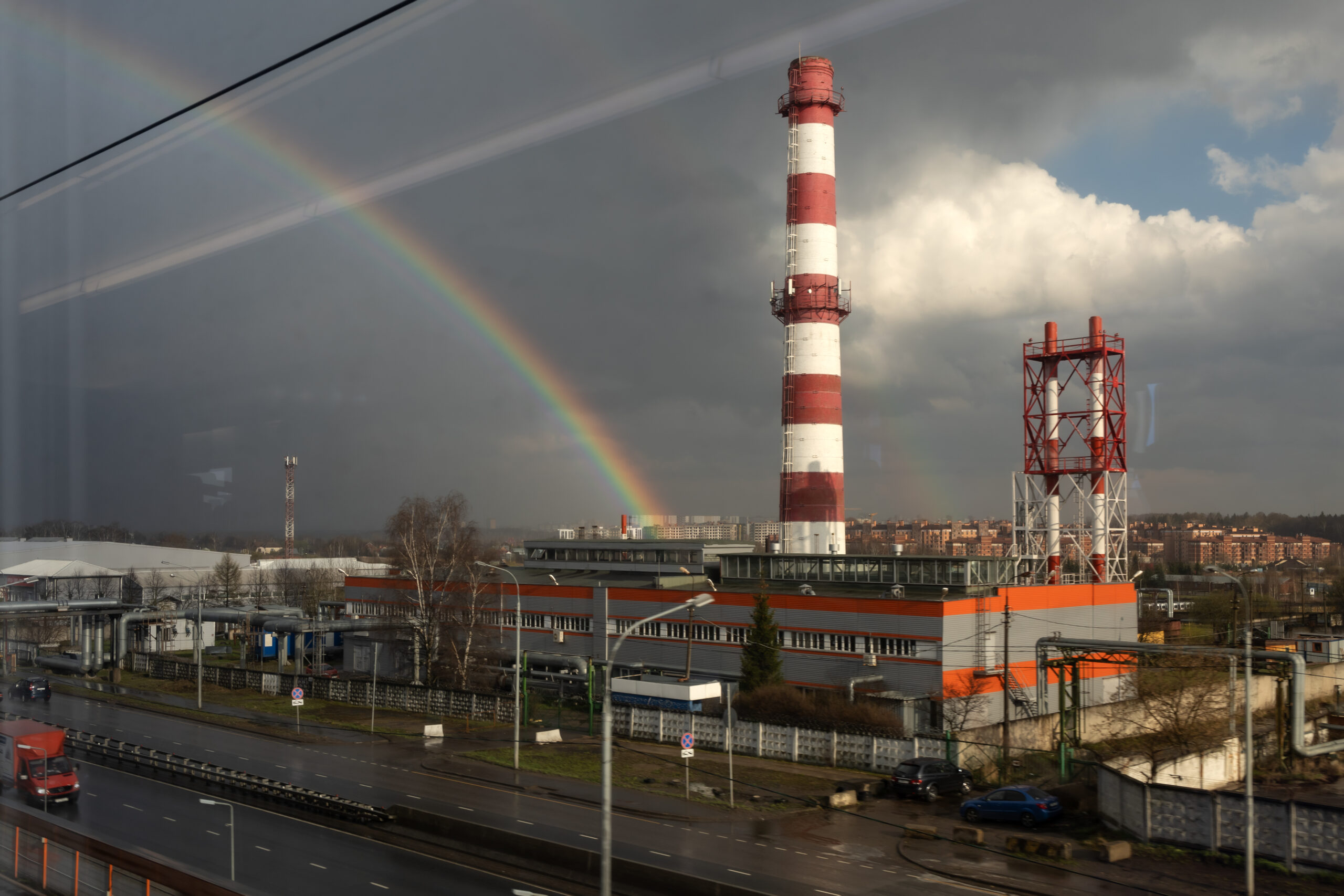Industrieanlage in Österreich mit Regenbogen
