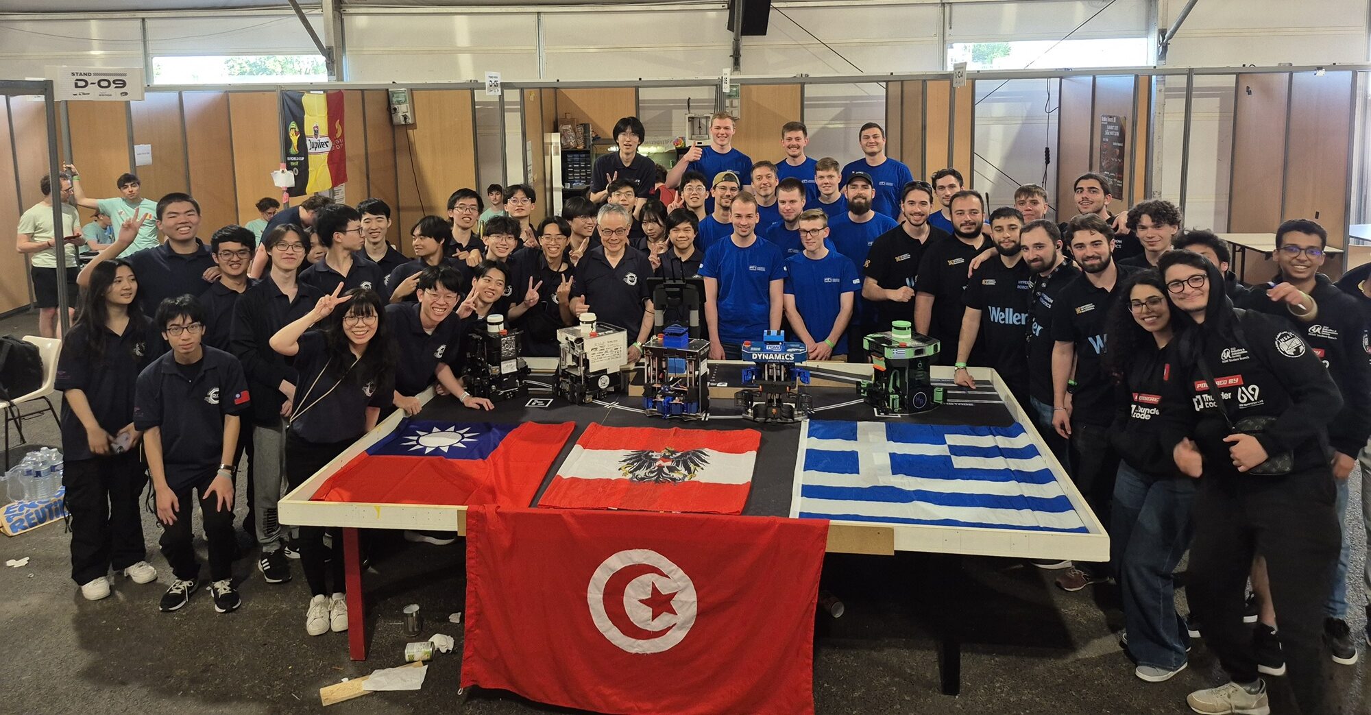 Gruppenbild der teilnehmenden Teams 2025