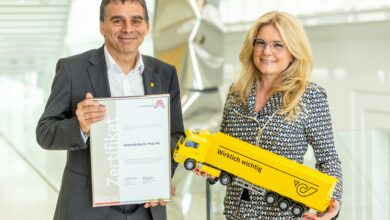 vlnr: Peter Umundum (Generaldirektor-Stellvertreter und Vorstand für Paket & Logistik der Österreichischen Post AG), Monica Rintersbacher (Geschäftsführerin Leitbetriebe Austria) © Österreichische Post AG/ Christian Husar