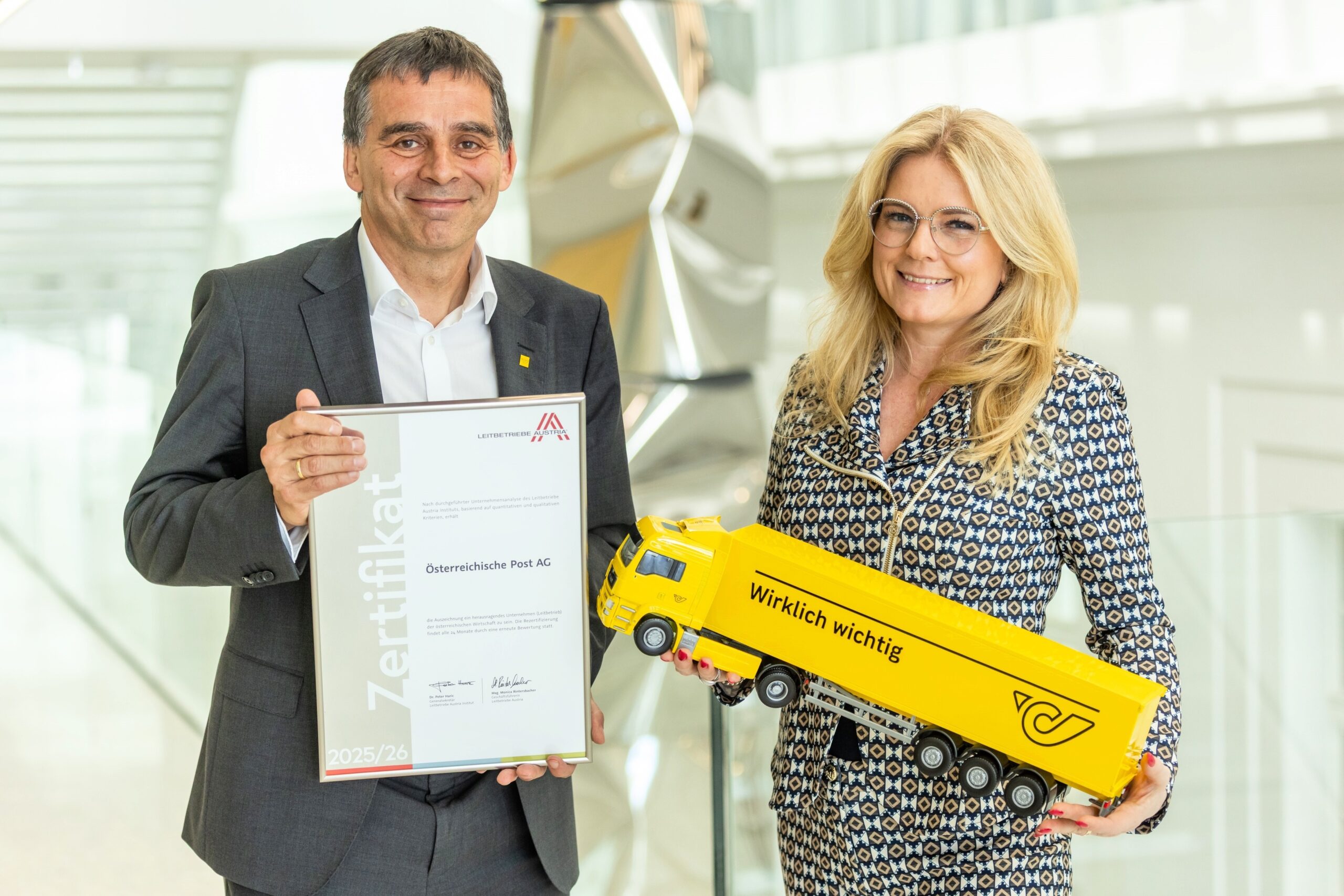 vlnr: Peter Umundum (Generaldirektor-Stellvertreter und Vorstand für Paket & Logistik der Österreichischen Post AG), Monica Rintersbacher (Geschäftsführerin Leitbetriebe Austria) © Österreichische Post AG/ Christian Husar