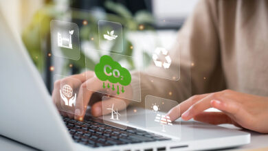 Frauen nutzt Laptop für kohlenstoffneutrales Konzept.