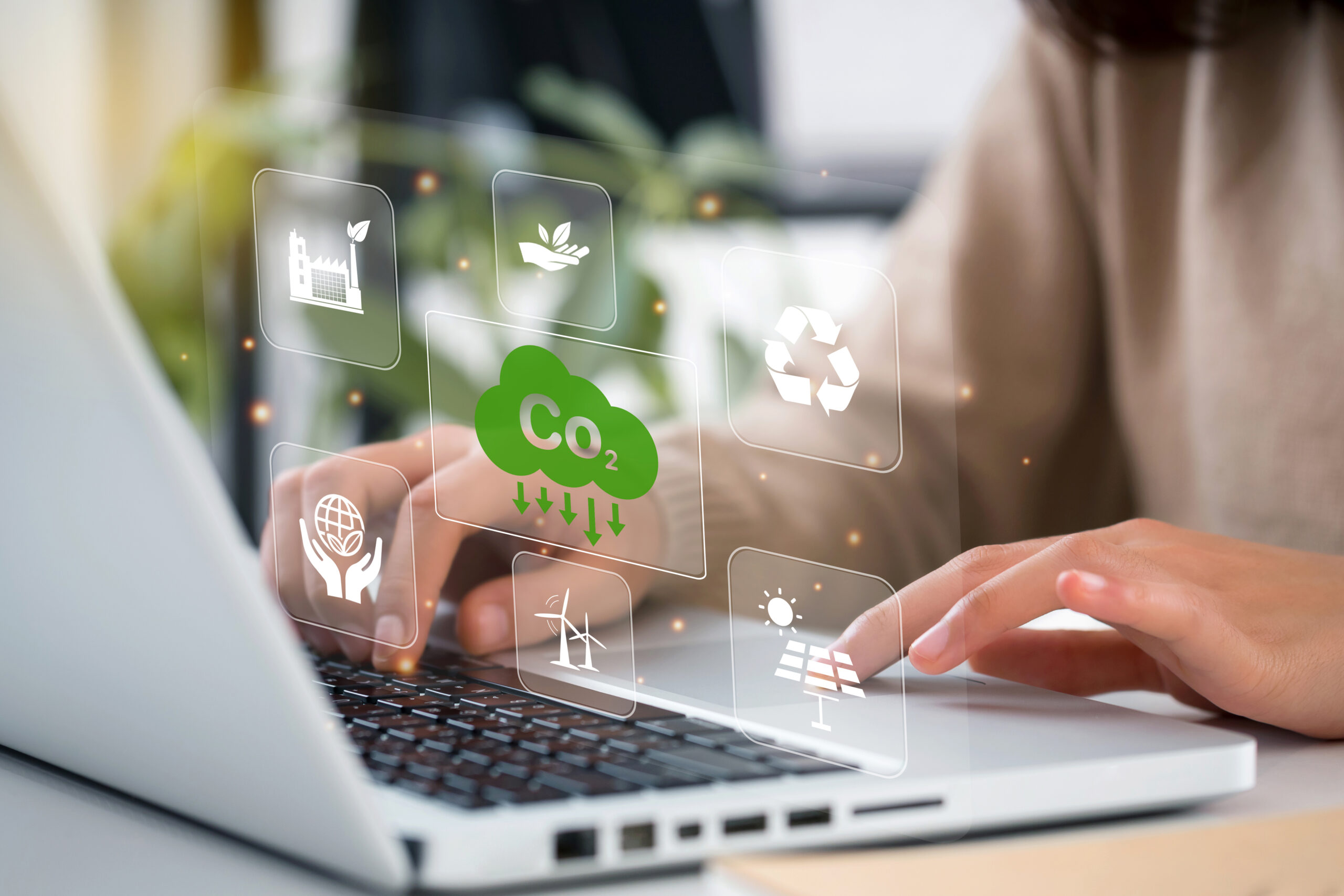 Frauen nutzt Laptop für kohlenstoffneutrales Konzept.