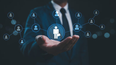 eine Person hält eine Kugel mit einem arbeitenden Piktogramm in der Hand, rundherum weitere Kugeln mit Personen-Piktogrammen als Symbolbild © Suriya Phosri iStock Getty Images Plus