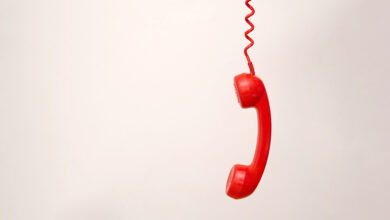 Telefon hängt am Kabel © Renata Hamuda iStock Getty Images Plus