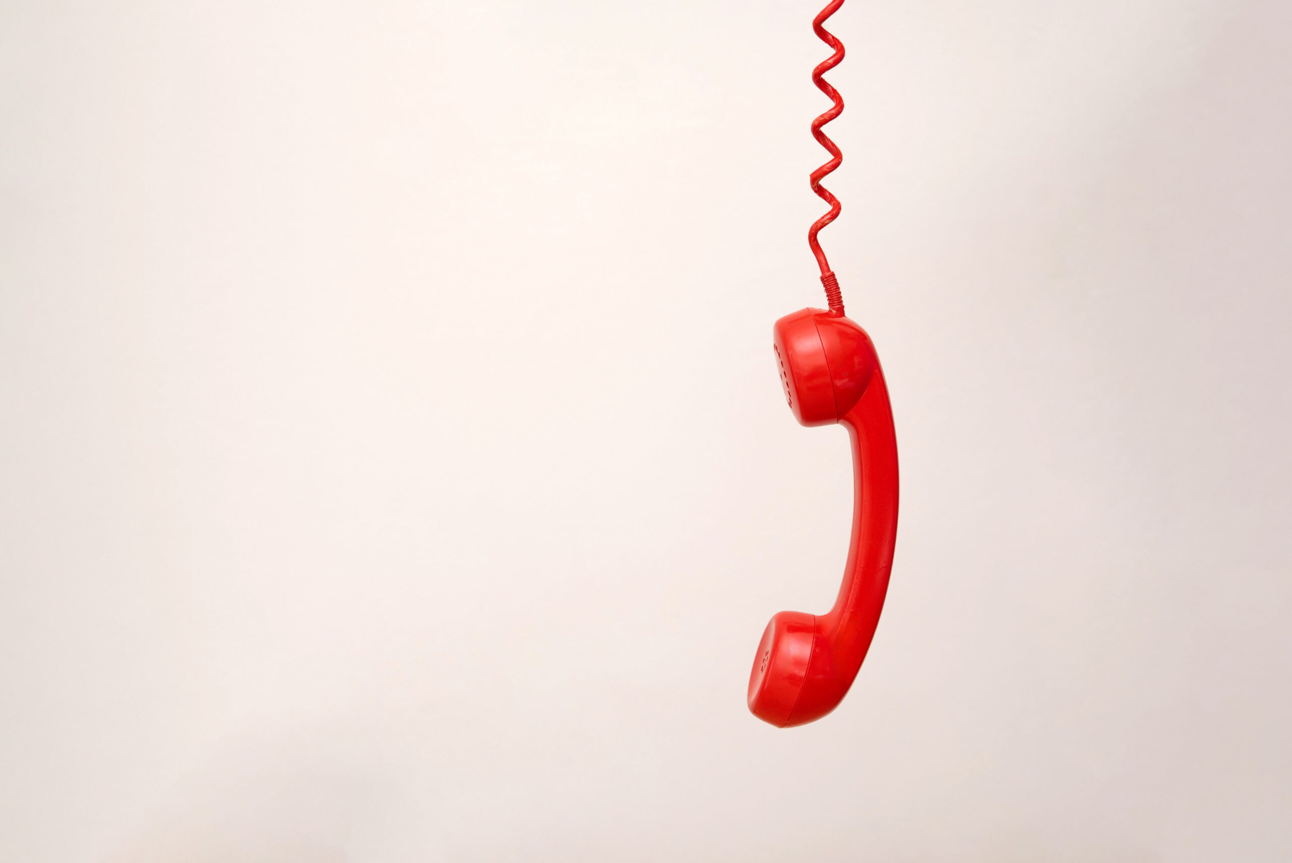 Telefon hängt am Kabel © Renata Hamuda iStock Getty Images Plus