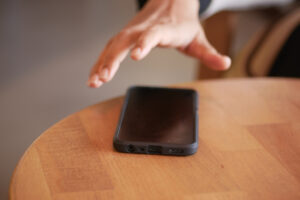 Hand greift nach Handy © towfiqu ahamed iStock Getty Images Plus