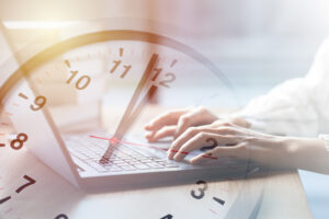Uhr mit Laptop © coffeekai iStock Getty Images Plus
