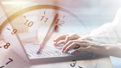 Uhr mit Laptop © coffeekai iStock Getty Images Plus