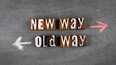 Tafel mit zwei auseinandergehenden Pfeilen und Buchstabentafeln "New Way" "Old Way"