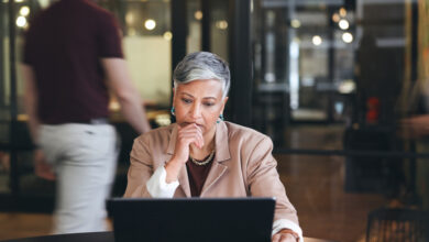 Stress, Multitasking und leitende Geschäftsfrau mit Chaos, Teamdruck und Arbeitsablaufkrise im Büro. Zeitmanagement, Scheitern und Unternehmensmitarbeiter mit Angst, Fehler und Migräne mit Dokumenten