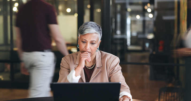 Stress, Multitasking und leitende Geschäftsfrau mit Chaos, Teamdruck und Arbeitsablaufkrise im Büro. Zeitmanagement, Scheitern und Unternehmensmitarbeiter mit Angst, Fehler und Migräne mit Dokumenten