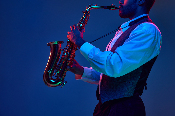 Afroamerikanischer Jazzmusiker spielt Saxophon und spielt seine Hauptmelodien.