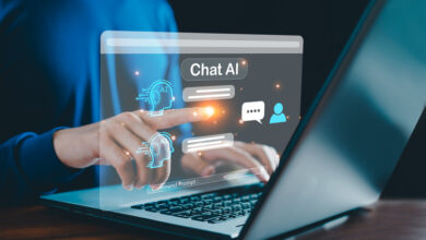 AI-Chatbot-Konversation mit Technologie der künstlichen Intelligenz, intelligenter Roboter AI, generative AI, Antwort, Geschäftsmann, der AI verwendet, um etwas zu generieren, Kundensupport, Laptop, Assistent, Chat-Schnittstelle.
