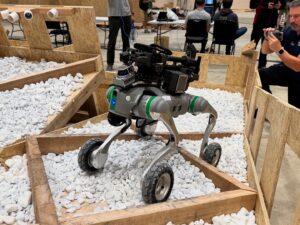 Der Roboter beweist seine Geländegängigkeit im Wettbewerb.