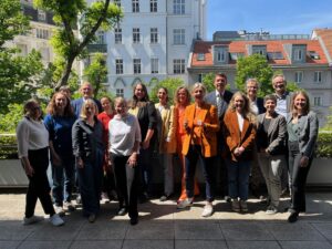 Ein Gruppenfoto draußen von der Fachjury.