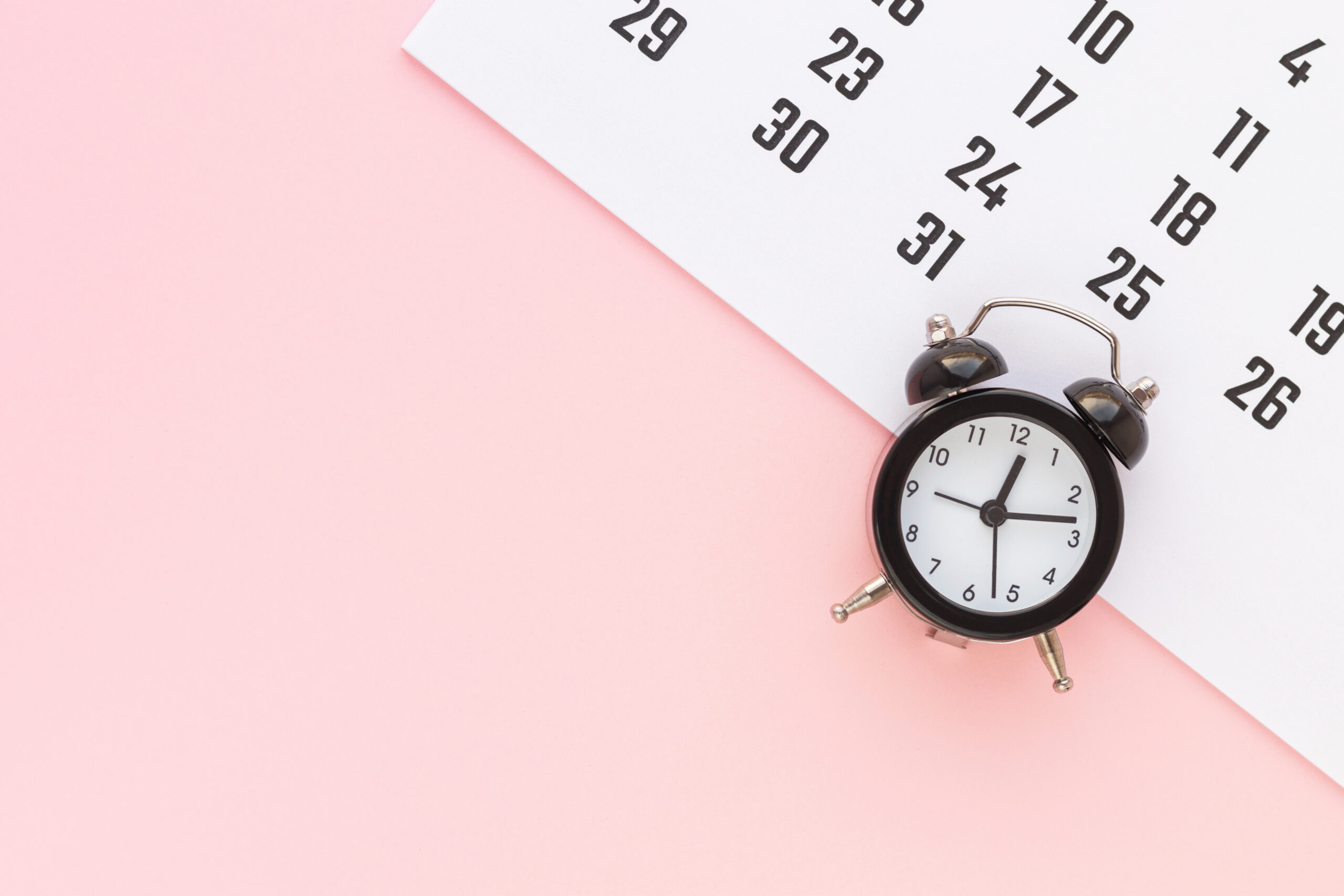 Uhr auf Kalender © Victoriia Kovryha iStock Getty Images Plus