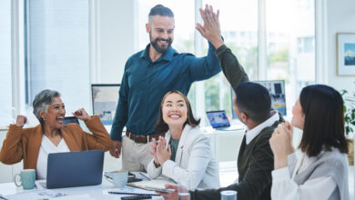 Geschäftstreffen und High Five der Mitarbeiter des Unternehmens mit Zusammenarbeit und Teamarbeit Büro.