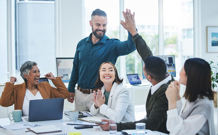 Geschäftstreffen und High Five der Mitarbeiter des Unternehmens mit Zusammenarbeit und Teamarbeit Büro.