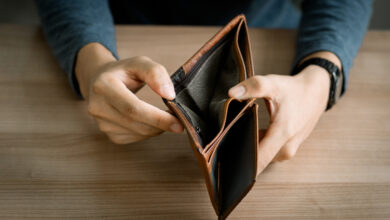 Arme Menschen gehen bankrott, leere Brieftasche (kein Geld) in den Händen eines Mannes. Bankrott aufgrund von wirtschaftlichem Abschwung, keine Kredite, keine Notfallersparnisse, Krise, hohe Lebenshaltungskosten in der Stadt.