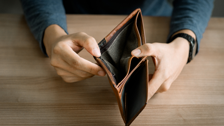 Arme Menschen gehen bankrott, leere Brieftasche (kein Geld) in den Händen eines Mannes. Bankrott aufgrund von wirtschaftlichem Abschwung, keine Kredite, keine Notfallersparnisse, Krise, hohe Lebenshaltungskosten in der Stadt.