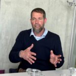 CEO Bodo Janssen sitzt an einem Tisch und spricht.