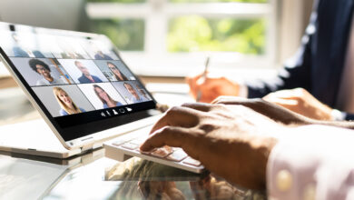 Online-Meeting am Bildschirm © AndreyPopov iStock GettyImages Plus