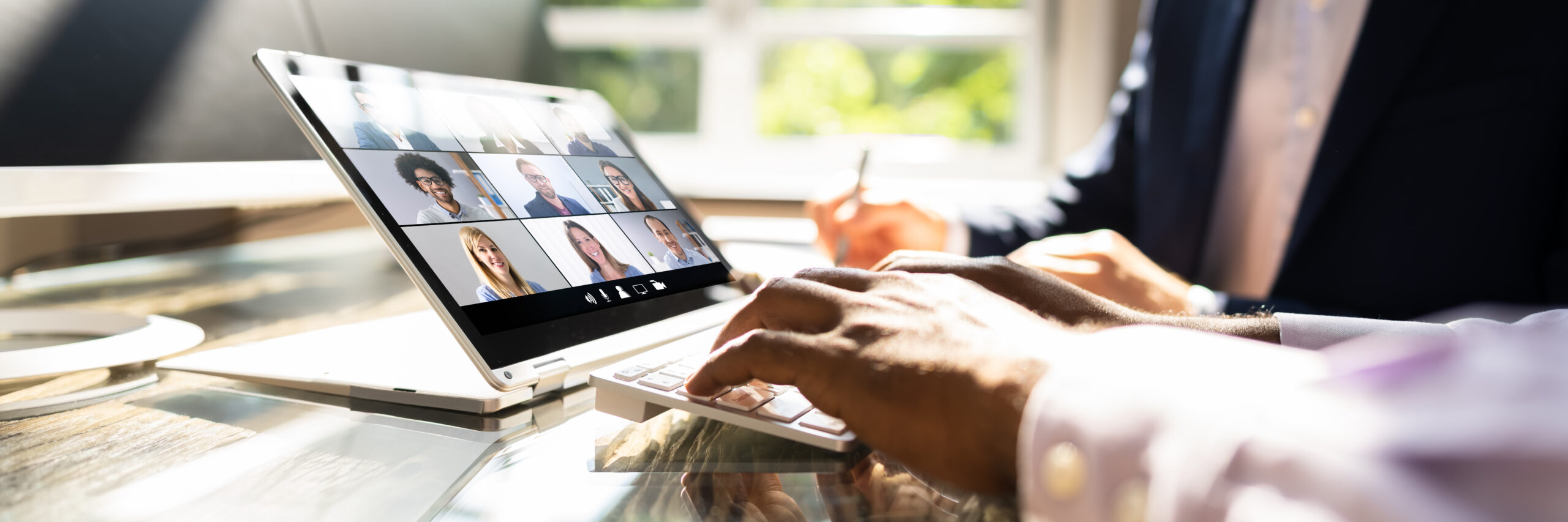 Online-Meeting am Bildschirm © AndreyPopov iStock GettyImages Plus